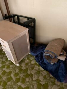 富山県富山市の一軒家の不用品回収現場の家具写真