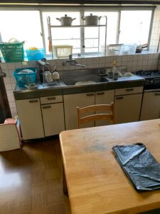 富山市不用品回収現場、キッチンの写真